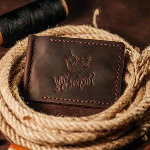 Handgefertigte Geldklammer aus Leder für Herren – Braun mit Joker-Prägung – Klassisches, personalisiertes Geschenk