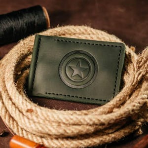 Billetera de cuero hecha a mano con clip para billetes para hombre, color verde con el escudo del Capitán América grabado en relieve, regalo clásico personalizado