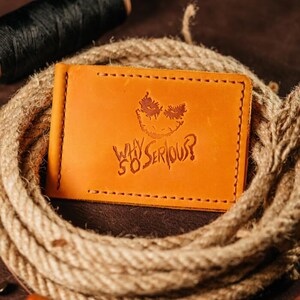 Billetera de cuero hecha a mano con clip para billetes para hombre: roja con el Joker en relieve: regalo clásico personalizado