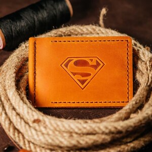 Billetera de cuero hecha a mano con clip para billetes para hombre: roja con el logo de Superman en relieve: regalo clásico personalizado