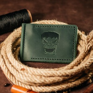 Billetera de cuero con clip para billetes hecha a mano para hombre, color verde con relieve de Hulk, regalo clásico personalizado