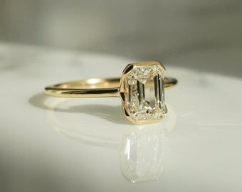 Anillo de compromiso con diamante sintético talla esmeralda, solitario con engaste de media montura, oro macizo de 14 quilates.