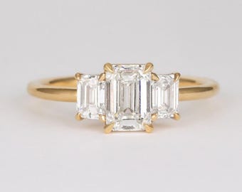 Anillo de compromiso con diamante sintético talla esmeralda, tres piedras, oro macizo de 14 quilates.