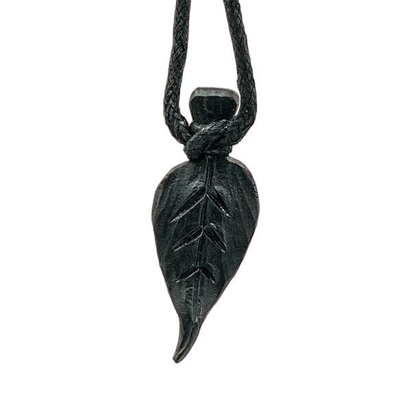 Blad – Collier avec pendentif feuille en acier forgé