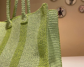 Bolso colorido con funda de cuerda de papel de crochet como bolso elegante para la playa o la supervivencia diaria.