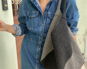 Handgemachte Einkaufstasche mit Papierfaden in Schwarz und Grau im Vintage-Stil