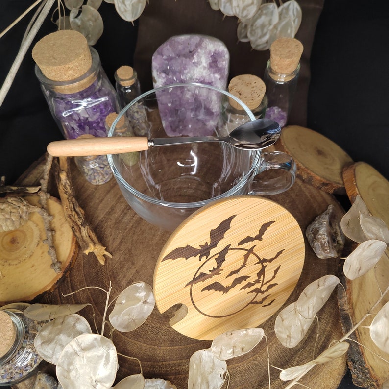 Large glass cup bat 420ml with wooden lid and spoon with laser motif on the lid image 2