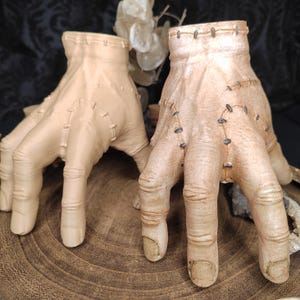 Wednesday Eiskalte Hand handbemalt Deko Rohling