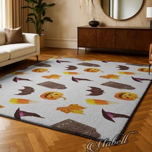 Puede incluir: Una alfombra rectangular con fondo blanco y un patrón repetido de ilustraciones temáticas de Halloween. El patrón incluye calabazas, murciélagos, sombreros de bruja, lápidas y caramelos de maíz en naranja, marrón y morado.