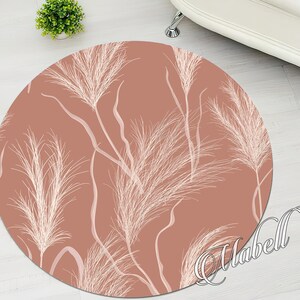Può includere: Un tappeto rotondo con sfondo marrone e un motivo floreale bianco. Il tappeto ha un design sottile e minimalista.