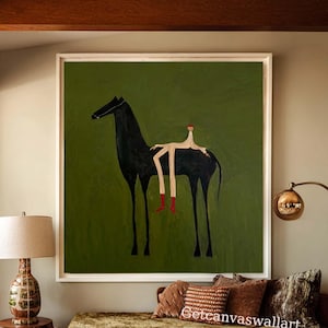 Puede incluir: Una gran obra de arte mural cuadrada y enmarcada que presenta un caballo negro estilizado sobre un fondo verde oliva sólido. Una figura esbelta de extremidades largas y calzado rojo aparece sentada sobre el lomo del caballo. El texto Getcanvaswallart es visible.
