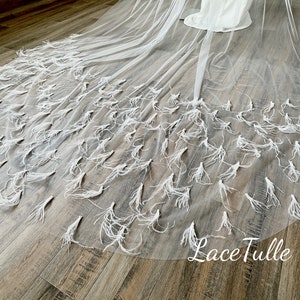 Bridal veil with feathers at the bottom|a layer of veil|cathedral veil|wedding veil|bridal veil|wedding accessories|veil