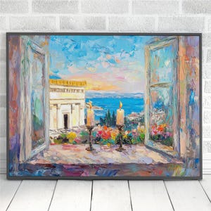 Può includere: Un dipinto di una finestra con vista su un edificio e l'oceano. La finestra è aperta e ci sono due candele accese sul davanzale della finestra. Il dipinto è realizzato in uno stile colorato e impressionistico.