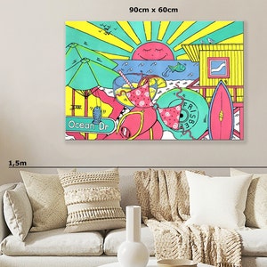 Op de afbeelding: Een kleurrijke illustratie van een strandsc&egrave;ne met een surfboard, een reddingsbrigadepost, een parasol, een drankje met een citroenwig en de woorden "Ocean Dr" en "Frisbee".