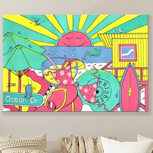 Op de afbeelding: Een kleurrijke illustratie van een strandsc&egrave;ne met een glas limonade, een surfboard, een reddingsbrigadepost en een bord met de tekst "Ocean Dr."