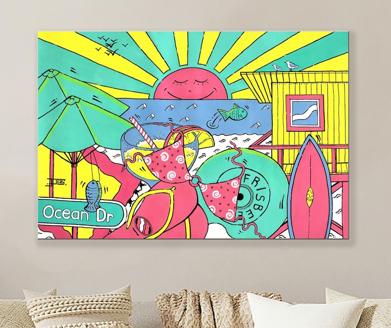 Op de afbeelding: Een kleurrijke illustratie van een strandsc&egrave;ne met een glas limonade, een surfboard, een reddingsbrigadepost en een bord met de tekst "Ocean Dr."