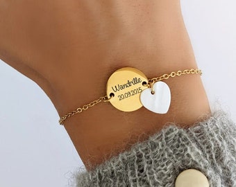 Bracelet personnalisé avec médaille ronde à graver + nacre - Bracelet femme, cadeau personnalisé, cadeau maman, cadeau naissance, Noël