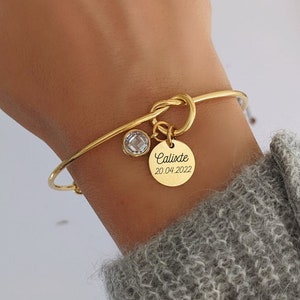 Personalized bangle bracelet with medals to engrave and birthstone - Women's bracelet, personalized gift, mom gift, birth