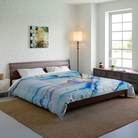 Comforter, fluffy, and warm. Cosy up underneath our snug blanket for a deep and relaxing sleep.