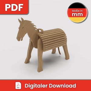 Op de afbeelding: Een houten paard met een zadel. Het paard is bruin en heeft een eenvoudig ontwerp. Het zadel is gemaakt van houten latten en is bevestigd aan de rug van het paard. De afbeelding bevat de tekst "Maße in mm" en "Digitaler Download".
