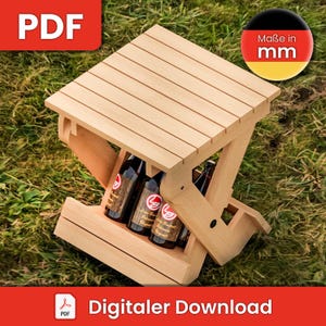 Op de afbeelding: Een houten opklapbare tafel met een ingebouwde flessenhouder. De tafel is gemaakt van licht hout en heeft een natuurlijke afwerking. De flessenhouder is ontworpen om zes flessen bier of andere dranken te houden. De tafel is gelabeld met "Maße in mm" en "Digitaler Download".