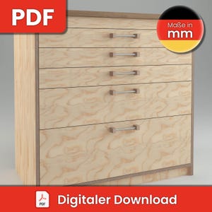 Può includere: Una cassettiera in legno con sei cassetti e maniglie dei cassetti argentate. La cassettiera è realizzata in legno chiaro con una venatura del legno. I cassetti sono tutti chiusi. La cassettiera è etichettata "Maße in mm" in tedesco.