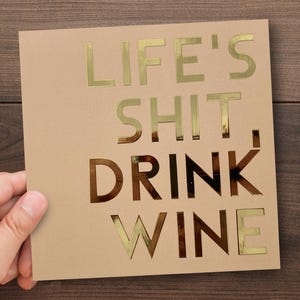 Life's Shit drink wijn verjaardagskaart | Grappige wenskaart voor volwassenen | Goudfolie tekst | Unieke getextureerde verhoogde goudfolie | Gepersonaliseerd