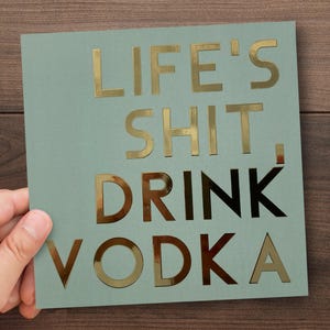 Life's Shit Drink Wodka Verjaardagskaart | Grappige wenskaart voor volwassenen | Goudfolie tekst | Unieke getextureerde verhoogde goudfolie | Gepersonaliseerd