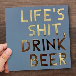 Carte d'anniversaire Life's Shit Drink Beer | Carte de voeux adulte drôle | Texte doré | Feuille d'or texturée unique en son genre | Personnalisé