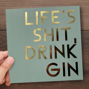 Verjaardagskaart Life's Shit Drink Gin | Grappige wenskaart voor volwassenen | Goudfolie tekst | Unieke getextureerde verhoogde goudfolie | Gepersonaliseerd |Groen