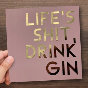 Verjaardagskaart Life's Shit Drink Gin | Grappige wenskaart voor volwassenen | Goudfolie tekst | Unieke getextureerde verhoogde goudfolie | Gepersonaliseerd | Roze