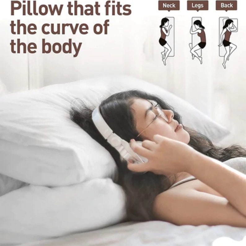 Puede incluir: Una almohada blanca con una mujer acostada sobre ella. La mujer lleva auriculares y gafas. La almohada est&aacute; dise&ntilde;ada para adaptarse a la curva del cuerpo. El texto "Pillow that fits the curve of the body" est&aacute; en la parte superior de la imagen. Los textos "Neck", "Legs" y "Back" est&aacute;n en la parte superior de la imagen con ilustraciones de c&oacute;mo usar la almohada para cada parte del cuerpo.