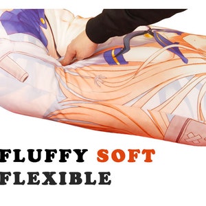 Puede incluir: Una almohada de cuerpo larga, suave y flexible con una imagen impresa de un personaje de anime. La almohada est&aacute; siendo apretada por una mano, lo que demuestra su suavidad y flexibilidad. El texto "FLUFFY SOFT FLEXIBLE" est&aacute; impreso debajo de la almohada.