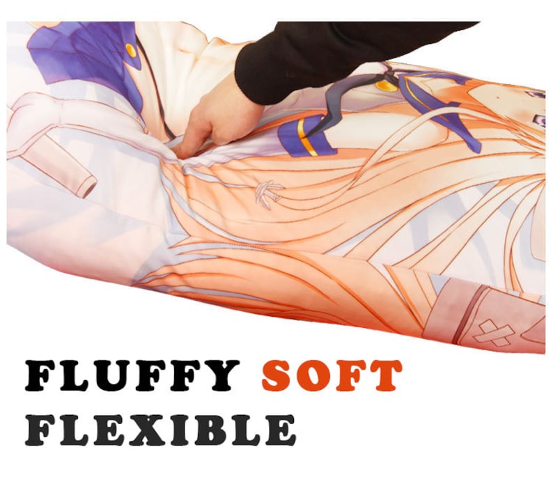Puede incluir: Una almohada de cuerpo larga, suave y flexible con una imagen impresa de un personaje de anime. La almohada est&aacute; siendo apretada por una mano, lo que demuestra su suavidad y flexibilidad. El texto "FLUFFY SOFT FLEXIBLE" est&aacute; impreso debajo de la almohada.
