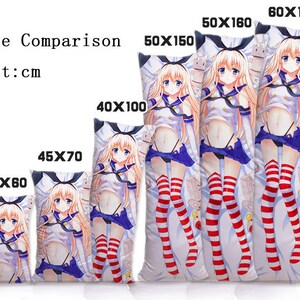 Puede incluir: Comparaci&oacute;n de tama&ntilde;o de cinco fundas de almohada diferentes con personajes de anime impresos en ellas. Las fundas de almohada son de diferentes tama&ntilde;os, que van desde 40x60 cm hasta 60x170 cm. Las fundas de almohada presentan un fondo blanco con medias a rayas rojas y blancas y un uniforme de marinero azul y blanco.