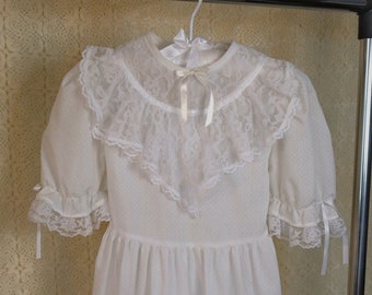 Vintage 80s La Petite Bow Lace Ruffle White Ribbon Short Puff Sleeved Tie Back Prairie Dress In Size 6x