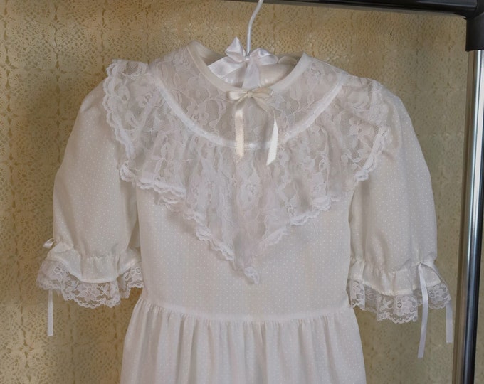 Vintage 80s La Petite Bow Lace Ruffle White Ribbon Short Puff Sleeved Tie Back Prairie Dress In Size 6x