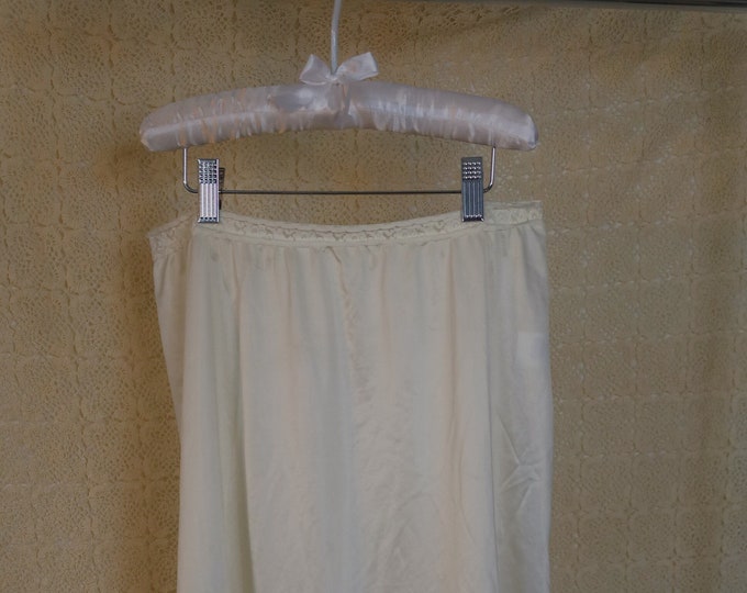 Vintage Dixie Belle Lace Slip Skirt In Size 1X Tall