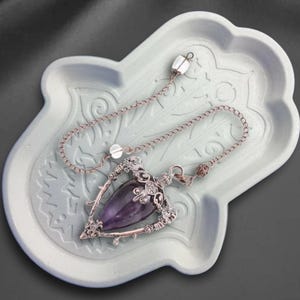 Naturlig ametist andlig pendel för spådom och slagruta