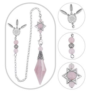 K&ouml;nnte beinhalten: Ein silberfarbenes Pendel mit einer facettierten, rosafarbenen Kristallspitze, verbunden durch eine Kette mit einem sternf&ouml;rmigen Anh&auml;nger mit einem rosa Stein. Zus&auml;tzliche rosa Perlen und ein Traumf&auml;nger-Anh&auml;nger erg&auml;nzen das Design. Das Pendel wird wahrscheinlich zur Wahrsagung verwendet.