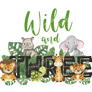 Peut inclure: Une illustration aquarelle d'une scène de jungle avec le texte "Wild and Three" en noir. L'illustration présente un lion, un rhinocéros, une girafe, une tortue, un éléphant et un tigre.