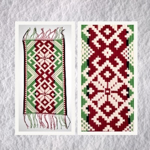 Op de afbeelding: Een rood, wit en groene gehaakte sjaal met een sneeuwvlokkenpatroon. De sjaal heeft franjes aan beide uiteinden.