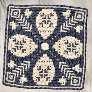 Mosaico de cuadrados de crochet con ambiente primaveral, en círculos, camino de mesa, cojín, manta, agarradera afgana, decoración de huevos y pájaros de Pascua.