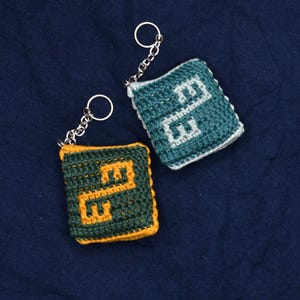 Patrón de crochet de serpiente de hierba con superposición de mosaico de inspiración étnica, patrimonio cultural báltico, llavero, bolso, cartera, amuleto para automóvil, regalo