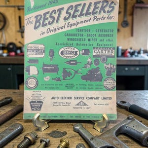 Peut inclure: Une publicité vintage verte et blanche pour Auto Electric Service Company Limited, intitulée The Best Sellers in Original Equipment Parts for 1945. Elle présente diverses illustrations de pièces automobiles, des logos et des coordonnées.
