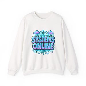 Op de afbeelding: Witte sweatshirt met een kleurrijke afbeelding met de tekst "SYSTEMS ONLINE". Het ontwerp toont een printplaat, wolken en sterren in tinten blauw, paars en groen. De sweatshirt heeft een ronde hals en lange mouwen.