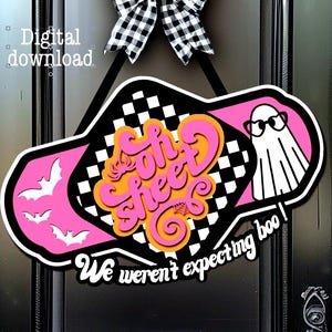 Puede incluir: Un letrero de puerta con temática de Halloween con un diseño rosa y negro, con murciélagos, un fantasma con gafas y la frase "Oh Sheet! We weren't expecting boo!". Un lazo a cuadros blanco y negro en la parte superior. También están las palabras "Descarga digital".