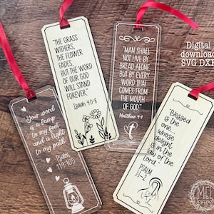 Könnte beinhalten: Vier rechteckige Lesezeichen mit roten Bändern. Zwei sind aus klarem Acryl mit graviertem Text und Illustrationen, und zwei sind aus hellem Holz mit graviertem Text. Der Text enthält Bibelverse und die Worte "Digitaler Download SVG DXF".