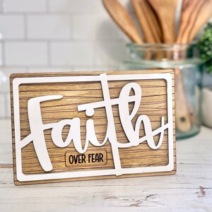 Glaube über Angst digitale Datei für Laser mit Holz Textur Hintergrund modernes Bauernhaus look Zeichen svg schnitt Dateien Laser / Glowforge