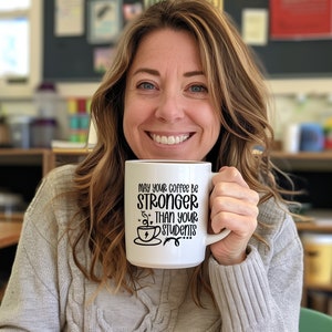 Download digital de arquivo SVG, design de presente para professor, que seu café seja mais forte que a caneca de seus alunos, café, POD de agradecimento ao professor
